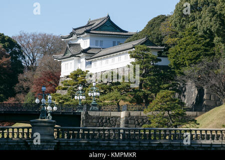 Una vista del Seimon-Tetsubashi (Ponte principale) del Palazzo Imperiale il 9 dicembre 2017, Tokyo, Giappone. La Principessa della Corona Masako festeggia il suo 54° compleanno oggi (sabato). È destinata a diventare la nuova imperatrice del Giappone nel 2019, dopo che il governo giapponese ha ufficialmente approvato l'abdicazione dell'imperatore Akihito, che avrà luogo il 30 aprile 2019. Il figlio maggiore dell'imperatore, il marito della principessa Masako, il principe ereditario Naruhito, succederà al trono il 1° maggio 2019. Crediti: Rodrigo Reyes Marin/AFLO/Alamy Live News Foto Stock