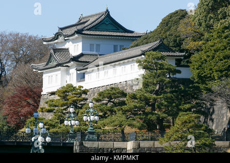 Una vista del Seimon-Tetsubashi (Ponte principale) del Palazzo Imperiale il 9 dicembre 2017, Tokyo, Giappone. La Principessa della Corona Masako festeggia il suo 54° compleanno oggi (sabato). È destinata a diventare la nuova imperatrice del Giappone nel 2019, dopo che il governo giapponese ha ufficialmente approvato l'abdicazione dell'imperatore Akihito, che avrà luogo il 30 aprile 2019. Il figlio maggiore dell'imperatore, il marito della principessa Masako, il principe ereditario Naruhito, succederà al trono il 1° maggio 2019. Crediti: Rodrigo Reyes Marin/AFLO/Alamy Live News Foto Stock