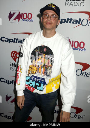 New York, New York, Stati Uniti. 8 dicembre 2017. Il rapper LOGIC partecipa al tappeto rosso Jingle Ball 2017 degli Z100 tenutosi al Madison Square Garden. Crediti: Nancy Kaszerman/ZUMA Wire/Alamy Live News Foto Stock