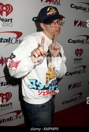 La città di new york, new york, Stati Uniti d'America. L'8 dicembre, 2017. rapper logic assiste z100's 2017 jingle ball red carpet tenutosi presso il Madison Square Garden. Credito: nancy kaszerman/zuma filo/alamy live news Foto Stock