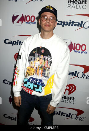 New York, New York, Stati Uniti. 8 dicembre 2017. Il rapper LOGIC partecipa al tappeto rosso Jingle Ball 2017 degli Z100 tenutosi al Madison Square Garden. Crediti: Nancy Kaszerman/ZUMA Wire/Alamy Live News Foto Stock