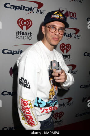 New York, New York, Stati Uniti. 8 dicembre 2017. Il rapper LOGIC partecipa al tappeto rosso Jingle Ball 2017 degli Z100 tenutosi al Madison Square Garden. Crediti: Nancy Kaszerman/ZUMA Wire/Alamy Live News Foto Stock