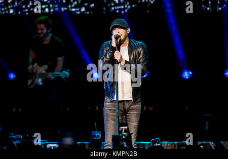 Las Vegas, Nevada, Stati Uniti. 8th dicembre 2017. COPERTURA ***HOUSE*** Cole Swindell si esibisce al Chelsea presso il Cosmopolitan di Las Vegas, NV, l'8 dicembre 2017. Credit: Erik Kabik Photography/Media Punch/Alamy Live News Foto Stock
