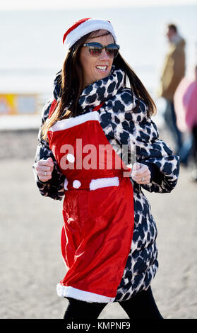 Brighton, Regno Unito. Il 9 dicembre 2017. Centinaia di prendere parte al Brighton Santa Dash oggi lungo la Brighton e Hove lungomare la raccolta di fondi per il locale Rockinghorse carità fotografia scattata da Simon Dack/Alamy Live News Foto Stock