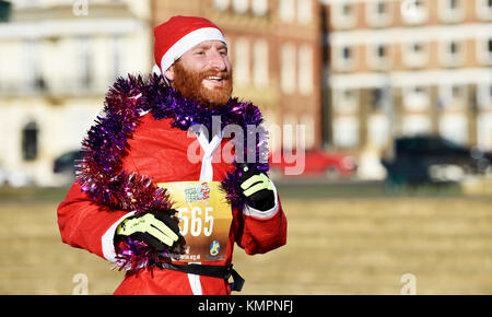 Brighton, Regno Unito. Il 9 dicembre 2017. Centinaia di prendere parte al Brighton Santa Dash oggi lungo la Brighton e Hove lungomare la raccolta di fondi per il locale Rockinghorse carità fotografia scattata da Simon Dack/Alamy Live News Foto Stock