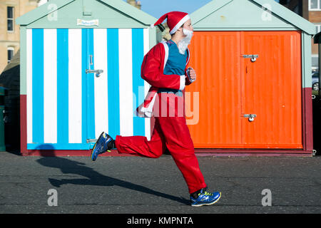 Brighton, Regno Unito. 09Dec, 2017. La Santa Dash è sempre molto divertente e divertente da vedere. Il Brighton Santa dash percorso di gara è un bel appartamento fuori e torna run. Il corso capi ad ovest fino al lungomare Esplanade per 2.500. Corse a Hove Lagoon girare intorno e la testa indietro per la partenza / arrivo linea. 9 dicembre 2017 Credit: David Smith/Alamy Live News Foto Stock