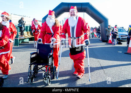 Brighton, Regno Unito. 09Dec, 2017. La Santa Dash è sempre molto divertente e divertente da vedere. Il Brighton Santa dash percorso di gara è un bel appartamento fuori e torna run. Il corso capi ad ovest fino al lungomare Esplanade per 2.500. Corse a Hove Lagoon girare intorno e la testa indietro per la partenza / arrivo linea. 9 dicembre 2017 Credit: David Smith/Alamy Live News Foto Stock