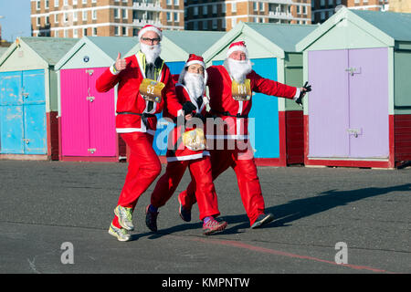 Brighton, Regno Unito. 09Dec, 2017. La Santa Dash è sempre molto divertente e divertente da vedere. Il Brighton Santa dash percorso di gara è un bel appartamento fuori e torna run. Il corso capi ad ovest fino al lungomare Esplanade per 2.500. Corse a Hove Lagoon girare intorno e la testa indietro per la partenza / arrivo linea. 9 dicembre 2017 Credit: David Smith/Alamy Live News Foto Stock