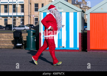 Brighton, Regno Unito. 09Dec, 2017. La Santa Dash è sempre molto divertente e divertente da vedere. Il Brighton Santa dash percorso di gara è un bel appartamento fuori e torna run. Il corso capi ad ovest fino al lungomare Esplanade per 2.500. Corse a Hove Lagoon girare intorno e la testa indietro per la partenza / arrivo linea. 9 dicembre 2017 Credit: David Smith/Alamy Live News Foto Stock