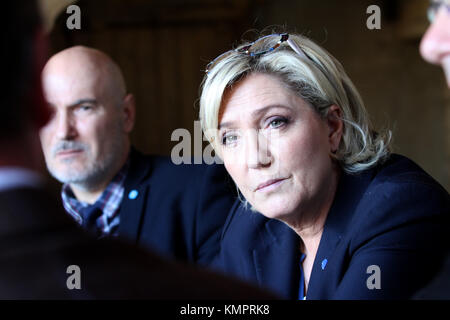 Loubersan (Francia) marzo, 09 2017 ; Marine Le Pen candidato di estrema destra Fronte nazionale francese per l'elezione presidenziale del 2017 visita su un lontano Foto Stock