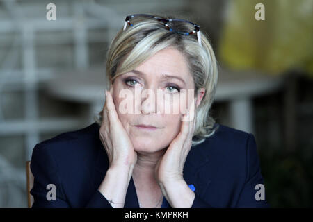 Loubersan (Francia) marzo, 09 2017 ; Marine Le Pen candidato di estrema destra Fronte nazionale francese per l'elezione presidenziale del 2017 visita su un lontano Foto Stock