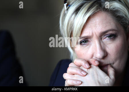 Loubersan (Francia) marzo, 09 2017 ; Marine Le Pen candidato di estrema destra Fronte nazionale francese per l'elezione presidenziale del 2017 visita su un lontano Foto Stock