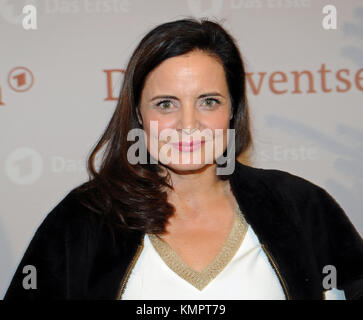 L'attrice Elisabeth Lanz sorride prima del tradizionale pasto dell'Avvento dell'ARD al Bayerischer Hof di Monaco, Germania 08 2017. Foto: Ursula Düren/dpa Foto Stock