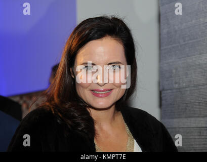 L'attrice Elisabeth Lanz sorride prima del tradizionale pasto dell'Avvento dell'ARD al Bayerischer Hof di Monaco, Germania 08 2017. Foto: Ursula Düren/dpa Foto Stock