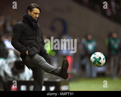 Francoforte, Germania. Il 9 dicembre, 2017. Francoforte sul Meno si head coach Niko Kovac gesti durante la Bundesliga tedesca match tra Eintracht Francoforte e FC Bayern Monaco presso la Commerzbank Arena di Francoforte, Germania, 9 dicembre 2017. (EMBARGO CONDIZIONI - ATTENZIONE: grazie alle linee guida di accreditamento, il DFL consente solo la pubblicazione e utilizzazione di fino a 15 immagini per corrispondenza su internet e nei contenuti multimediali in linea durante la partita.) Credito: Arne Dedert/dpa/Alamy Live News Foto Stock