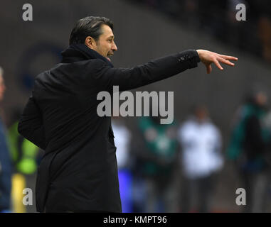 Francoforte, Germania. Il 9 dicembre, 2017. Francoforte sul Meno si head coach Niko Kovac gesti durante la Bundesliga tedesca match tra Eintracht Francoforte e FC Bayern Monaco presso la Commerzbank Arena di Francoforte, Germania, 9 dicembre 2017. (EMBARGO CONDIZIONI - ATTENZIONE: grazie alle linee guida di accreditamento, il DFL consente solo la pubblicazione e utilizzazione di fino a 15 immagini per corrispondenza su internet e nei contenuti multimediali in linea durante la partita.) Credito: Arne Dedert/dpa/Alamy Live News Foto Stock