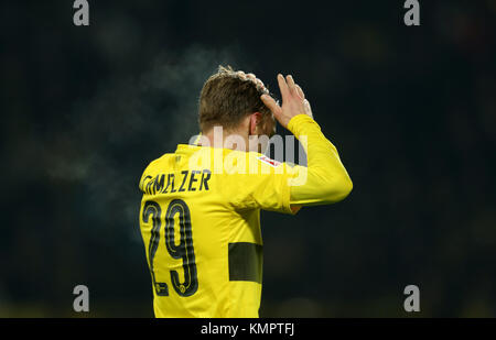 Dortmund, Germania. Il 9 dicembre, 2017. Marcel Schmelzer di Dortmund gesti durante la Bundesliga tedesca partita di calcio tra Borussia Dortmund e Werder Brema al Signal Iduna Park di Dortmund, Germania, il 9 dicembre 2017. (EMBARGO CONDIZIONI - ATTENZIONE: grazie alle linee guida di accreditamento, il DFL consente solo la pubblicazione e utilizzazione di fino a 15 immagini per corrispondenza su internet e nei contenuti multimediali in linea durante la partita.) Credito: Ina Fassbender/dpa/Alamy Live News Foto Stock