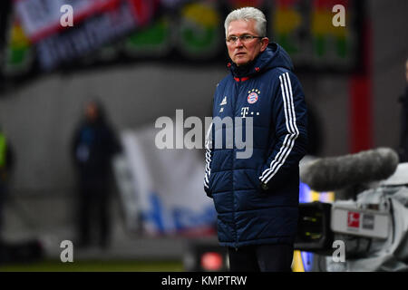 Francoforte, Germania. Il 9 dicembre, 2017. Monaco di Baviera allenatore Jupp Heynckes durante la Bundesliga tedesca match tra Eintracht Francoforte e FC Bayern Monaco presso la Commerzbank Arena di Francoforte, Germania, 9 dicembre 2017. (EMBARGO CONDIZIONI - ATTENZIONE: grazie alle linee guida di accreditamento, il DFL consente solo la pubblicazione e utilizzazione di fino a 15 immagini per corrispondenza su internet e nei contenuti multimediali in linea durante la partita.) Credito: Uwe Anspach/dpa/Alamy Live News Foto Stock