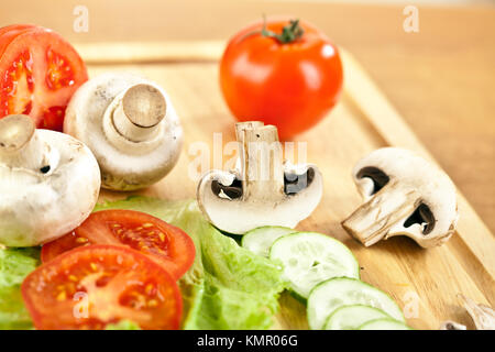 Foto di funghi prataioli, cetrioli e pomodori Foto Stock