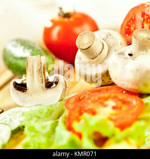 Foto di funghi prataioli, cetrioli e pomodori Foto Stock