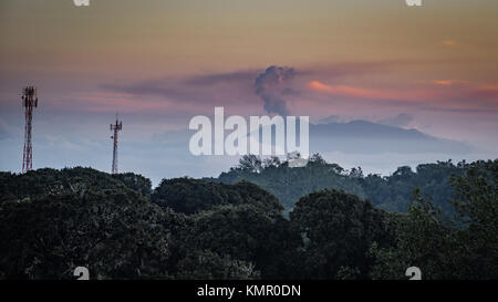 Turrialba vulcano al tramonto in Costa Rica Foto Stock