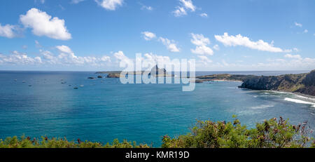 Panoramica vista aerea del porto de Santo Antonio (Santo Antonio porta) e isole secondarie - Fernando de Noronha, Pernambuco, Brasile Foto Stock