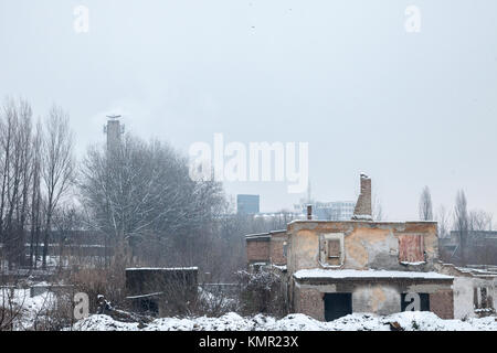 Fabbriche abbandonate e magazzini sotto la neve in Europa Orientale, in Pancevo, Serbia, Ex Jugoslavia, durante un inverno freddo pomeriggio di immagine Foto Stock