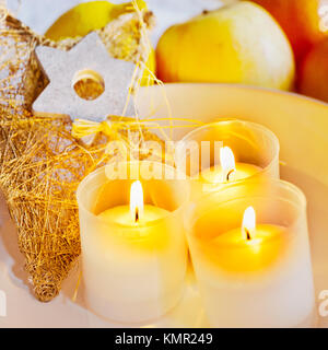 Tradiční české vánoce - vánoční ozdoby un zapálené svíčky / tradizionale natale ceco - decorazione e candele Foto Stock