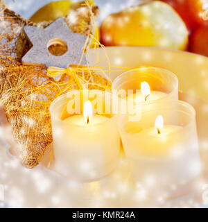 Tradiční české vánoce - vánoční ozdoby un zapálené svíčky / tradizionale natale ceco - decorazione e candele Foto Stock