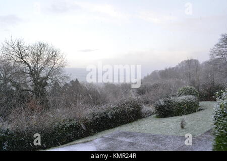 Inverno vista del paese con una lieve caduta di neve il coperchio dal lato della collina che guarda verso i campi e aperta campagna a sud di Herefordshire England Regno Unito Foto Stock
