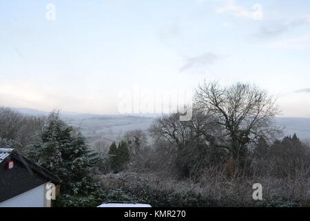 Inverno vista del paese con una lieve caduta di neve il coperchio dal lato della collina che guarda verso i campi e aperta campagna a sud di Herefordshire England Regno Unito Foto Stock