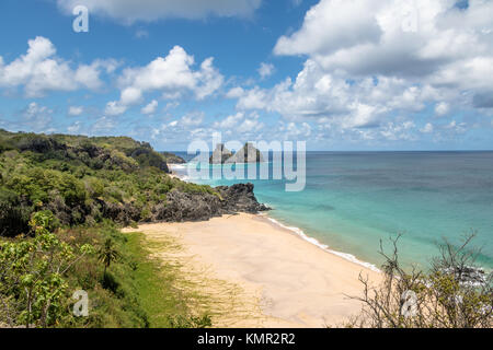 Vista del Morro Dois Irmaos e Praia do Americano Spiaggia dalla fortezza Boldro (Forte fare Boldro) Viewpoint - Fernando de Noronha, Pernambuco, Brasile Foto Stock