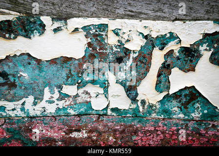 Chiudere l immagine della vernice peeling sullo scafo di una nave vecchia nel bacino di carenaggio. Foto Stock