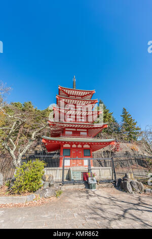 Vista frontale della Pagoda Chureito a Arakurayama Sengen park. Situato nella città di Fujiyoshida, Prefettura di Yamanashi, Giappone Foto Stock