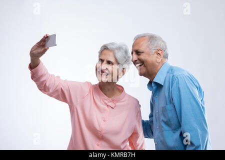 Coppia senior tenendo selfie Foto Stock