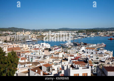 Vista sulla città di Ibiza e dal porto dalla vecchia fortezza murata Foto Stock