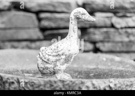 Vecchia scultura di un anatra al di fuori in un cantiere Foto Stock