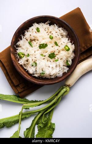 Il ravanello Raita / daikon o Mooli Koshimbir è un condimento dal subcontinente indiano, fatta con dahi o latticini insieme con verdure crude o cotte li Foto Stock