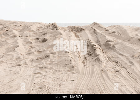 Dettaglio immagine dune di sabbia con tracce di pneumatici in East Hampton, NY Foto Stock