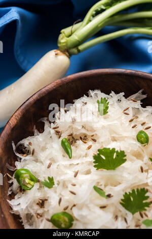 Il ravanello Raita / daikon o Mooli Koshimbir è un condimento dal subcontinente indiano, fatta con dahi o latticini insieme con verdure crude o cotte li Foto Stock
