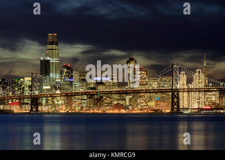 Skyline di San Francisco nelle luci delle vacanze. Foto Stock