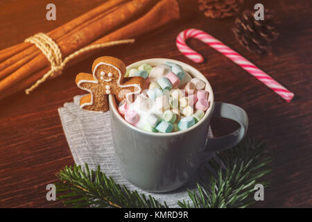 Marshmallows e Gingerbread cookie nella tazza di cioccolata calda Foto Stock