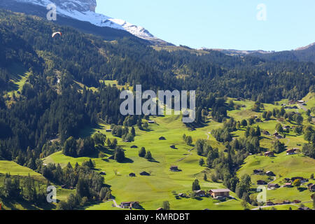 La valle e prati verdi. Unico capanne, di case e di altri edifici possono essere trovati e ci sono anche aree di foresta qui. Foto Stock