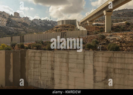 Muro di sicurezza israeliano o una barriera nei territori occupati della Cisgiordania, Palestina, situati in prossimità di holly città di Betlemme. Foto Stock