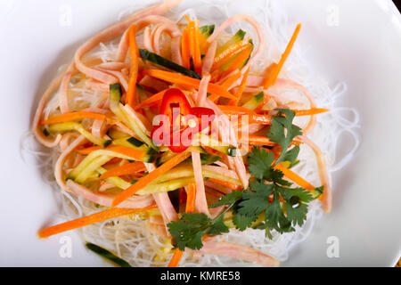 Vith insalata a base di noodle, pancetta e verdure Foto Stock