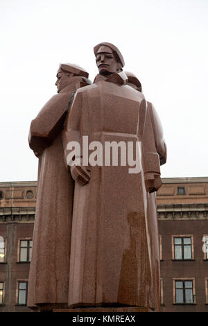 Il lettone fucilieri Memorial nella Riga, Lettonia. La statua in granito si erge in memoria del rosso lettone fucilieri che erano una guardia del corpo personale di Lenin. Foto Stock