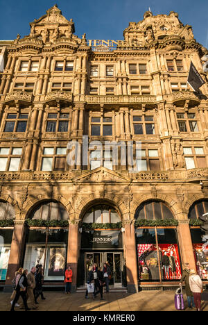 Vittoriano architettura gotica, Jenners department store, da William Hamilton Beattie, Princes Street, Edimburgo, Scozia, con acquirenti di Natale Foto Stock