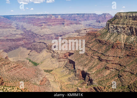 Affacciato sul Parco Nazionale del Grand Canyon dal South Rim. Visibile al di sotto è l'Eremita Trail sentiero escursionistico che conduce verso il basso dal bordo Sud a th Foto Stock