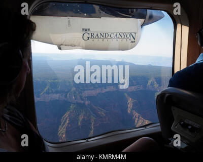 Guardando al di fuori di un piano del Grand Canyon Airlines durante un giro turistico in volo sopra il Parco Nazionale del Grand Canyon dal South Rim. Foto Stock