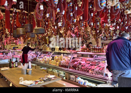 All'interno di delicatessen, Miran su Evripidou street central Athens, che serve una vasta varietà di carne, formaggio, salsicce, Grecia Foto Stock